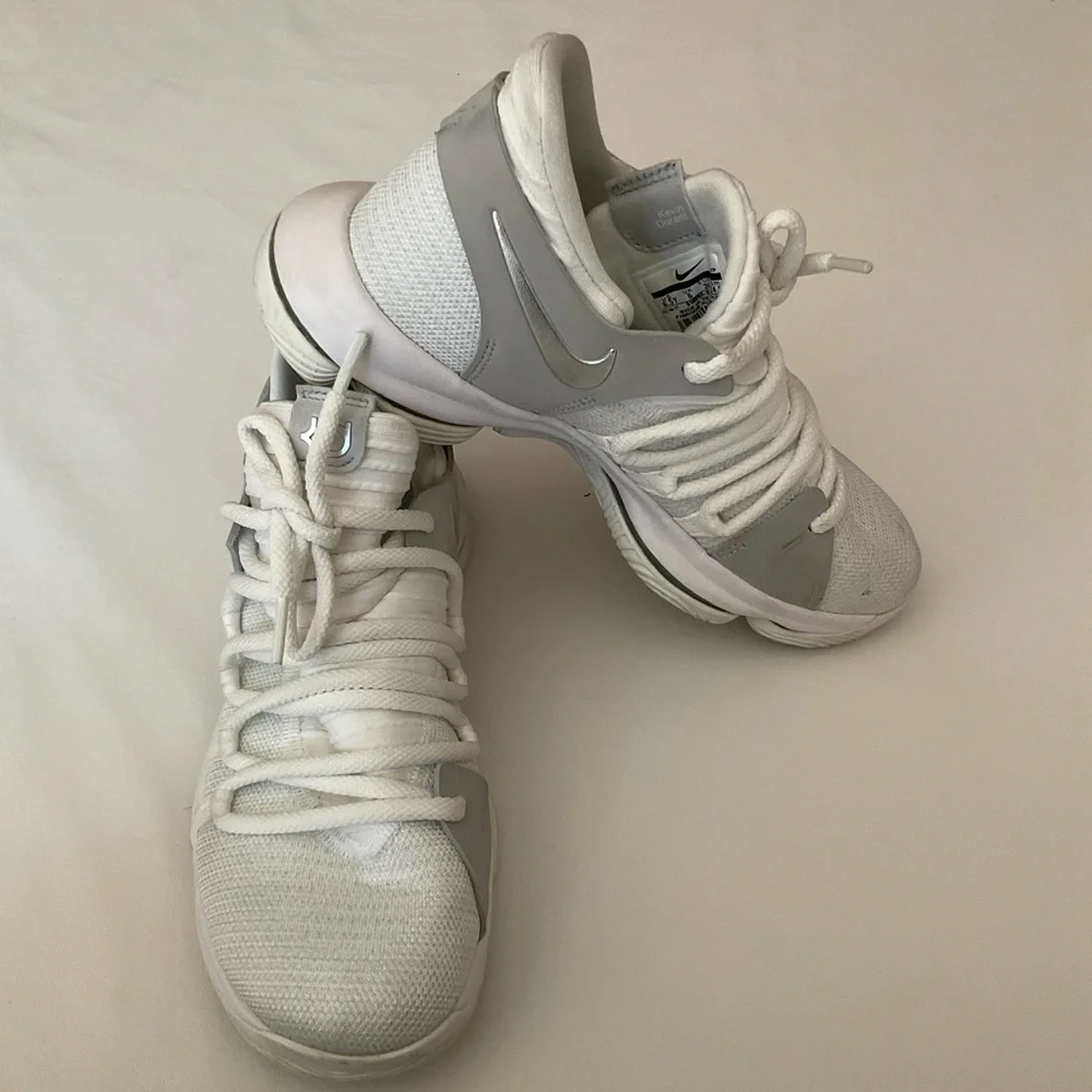 Nike Zoom  Kevin Durant Sneakers in White Size 6.5Y